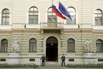 Ljubljana, predsedniska palaca. Castna straza SV pred predsednisko palaco.