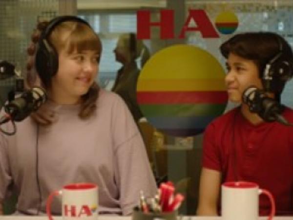 Vabilo na projekcijo filma Dancing Queen v Hollywoodu s prilagoditvami za gluhe in naglušne