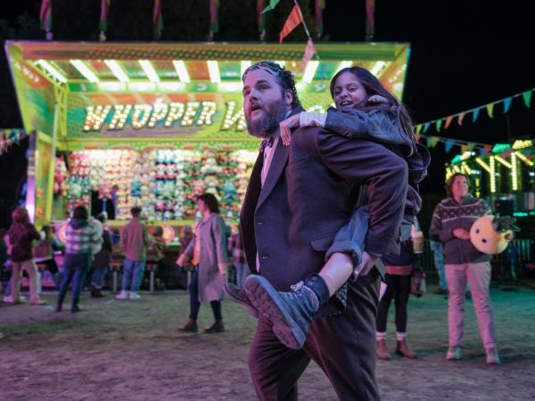 Vabilo na projekcijo filma Gospodična Škorenjček s prilagoditvami za gluhe in naglušne