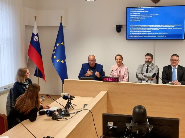 Sporočilo za javnost - V 19 sodnih dvoranah je odslej možno podnaslavljanje v živo