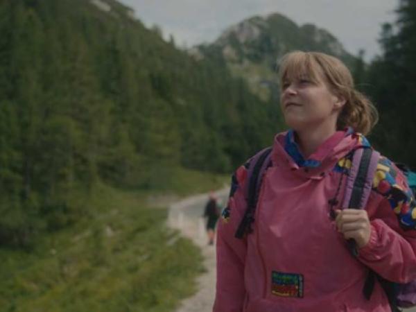 Vabilo na projekcijo filma Belo se pere na devetdeset