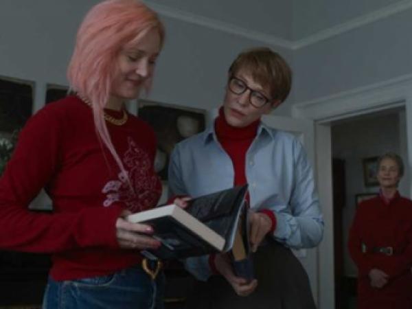 Vabilo na projekcijo filma Oče mati sestra brat s prilagoditvami za gluhe, naglušne ter slepe in slabovidne