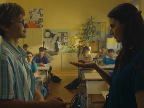 Vabilo na projekcijo filma Elvis Škorc s prilagoditvami za gluhe, naglušne ter slepe in slabovidne