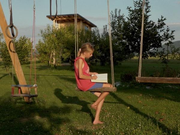 Projekcija filma Šola za življenje s prilagoditvami za gluhe in naglušne