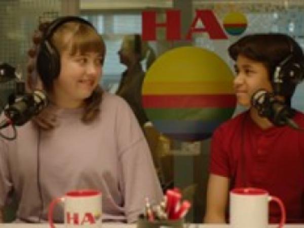 Vabilo na projekcijo filma Dancing Queen v Hollywoodu s prilagoditvami za gluhe in naglušne