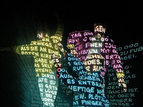 O (die shOw) - vizualna predstava črk in besed