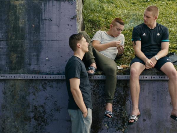 Vabilo na projekcijo filma Posledice s prilagoditvami za gluhe in naglušne