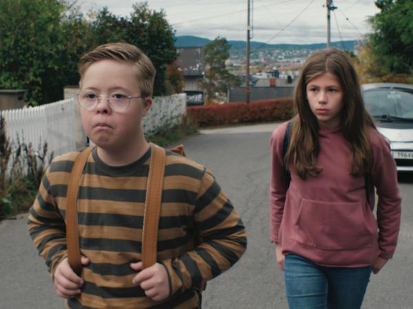 Vabilo na projekcijo filma Lars je LOL s prilagoditvami za gluhe in naglušne