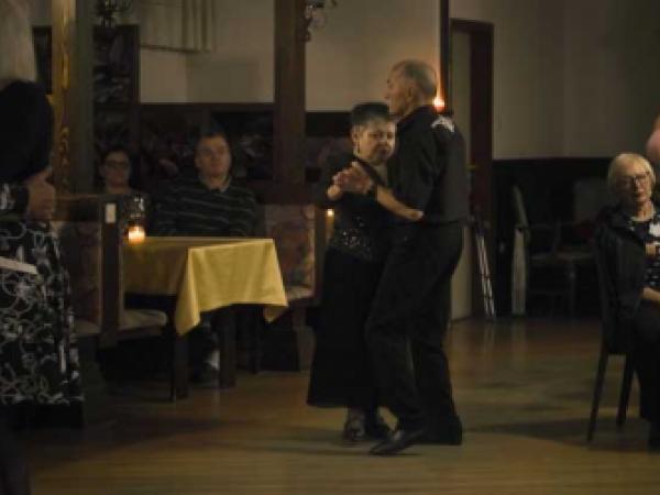Projekcija filma Ples življenja z opisnimi podnapisi